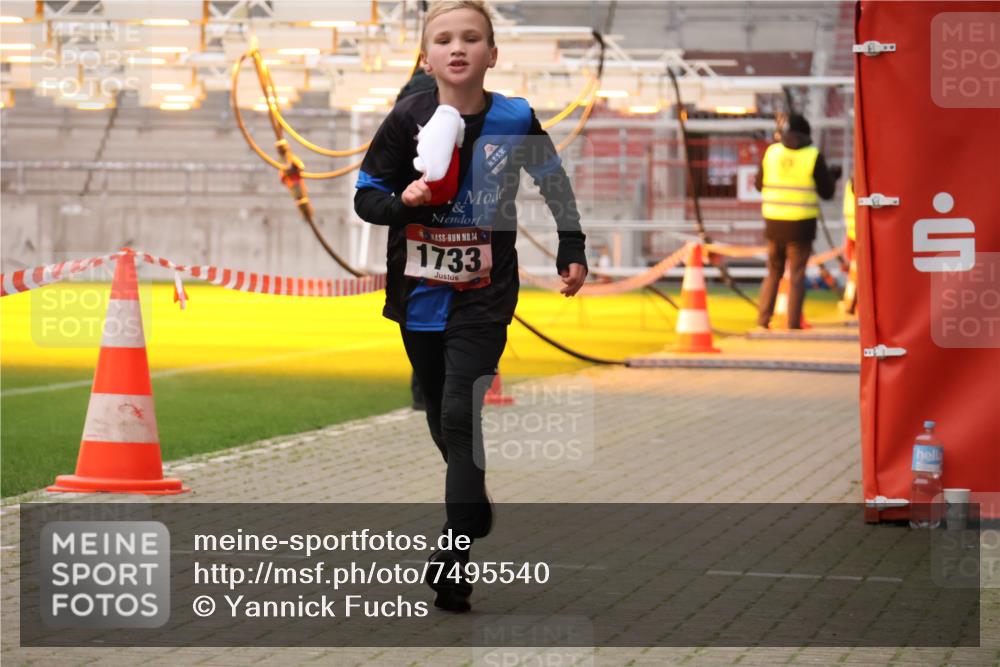 08.12.2024 - St. Pauli X-Mass-Run No. 14 Yannick Fuchs http://msf.ph/oto/7495540 08.12.2024 10:55:44 Ziel 1733, 2269 meine-sportfotos.de