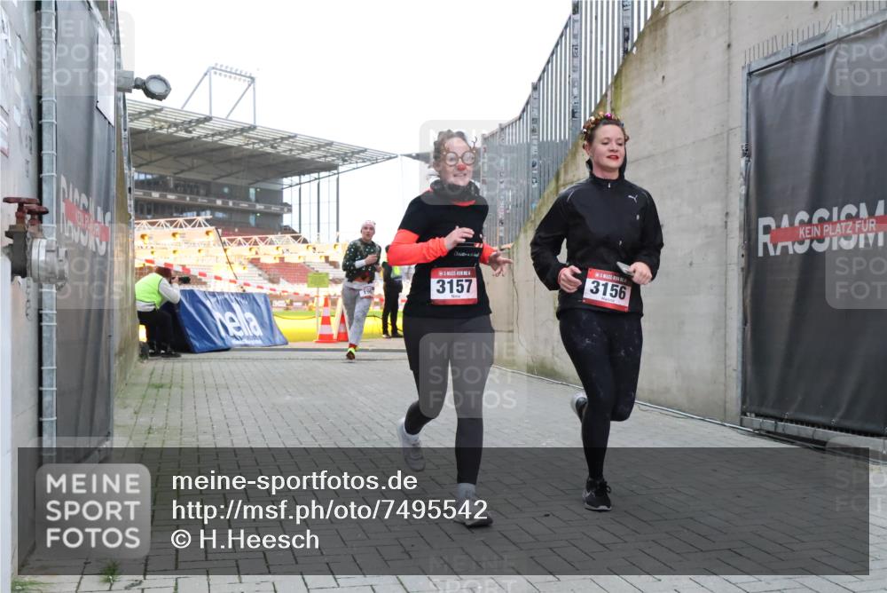 08.12.2024 - St. Pauli X-Mass-Run No. 14 H.Heesch http://msf.ph/oto/7495542 08.12.2024 09:59:52 Ziel 431, 2746, 2762, 3156, 3157, 190, 2762, 3156, 3157 meine-sportfotos.de