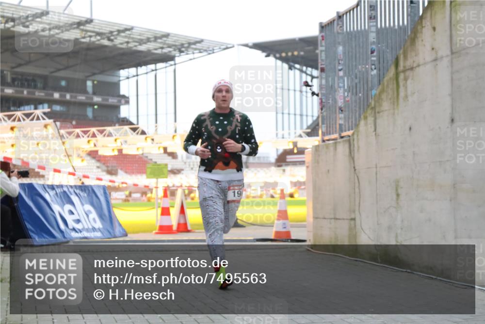 08.12.2024 - St. Pauli X-Mass-Run No. 14 H.Heesch http://msf.ph/oto/7495563 08.12.2024 09:59:54 Ziel 190, 431, 2746, 2762, 3156, 3157, 100, 190, 3156, 3157 meine-sportfotos.de