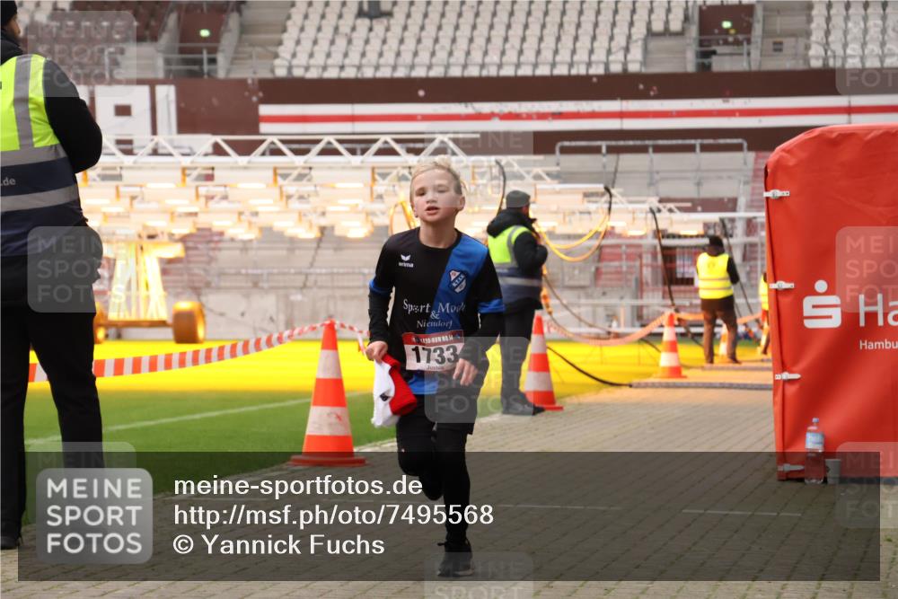 08.12.2024 - St. Pauli X-Mass-Run No. 14 Yannick Fuchs http://msf.ph/oto/7495568 08.12.2024 10:55:44 Ziel 1733, 2269 meine-sportfotos.de