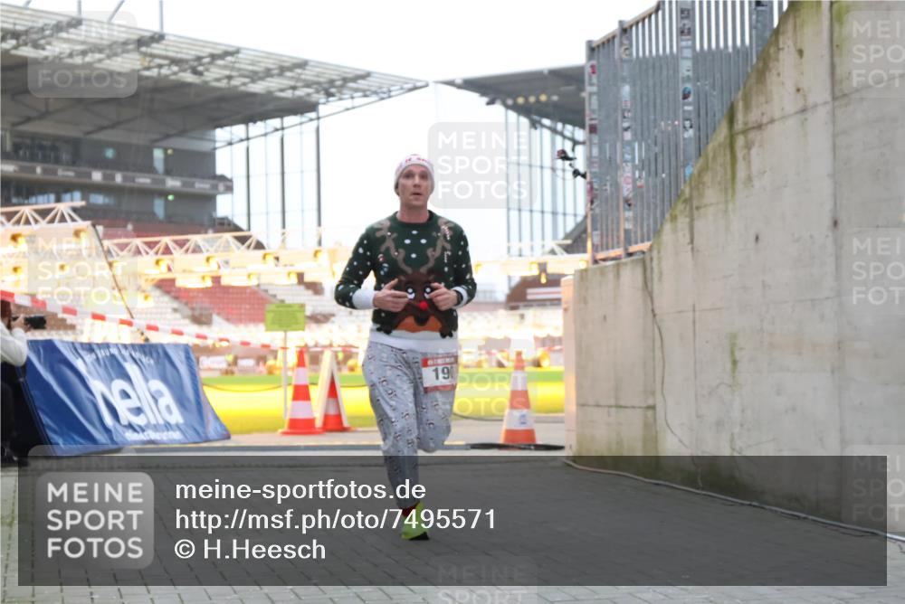 08.12.2024 - St. Pauli X-Mass-Run No. 14 H.Heesch http://msf.ph/oto/7495571 08.12.2024 09:59:54 Ziel 190, 431, 2746, 2762, 3156, 3157, 100, 190, 3156, 3157 meine-sportfotos.de