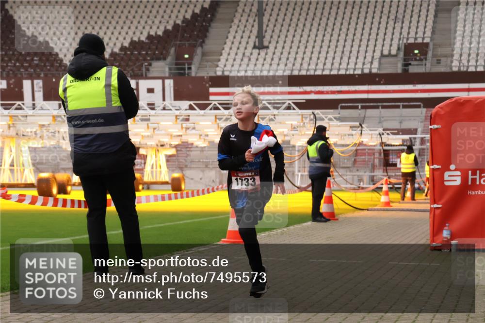 08.12.2024 - St. Pauli X-Mass-Run No. 14 Yannick Fuchs http://msf.ph/oto/7495573 08.12.2024 10:55:45 Ziel 1293, 1733 meine-sportfotos.de