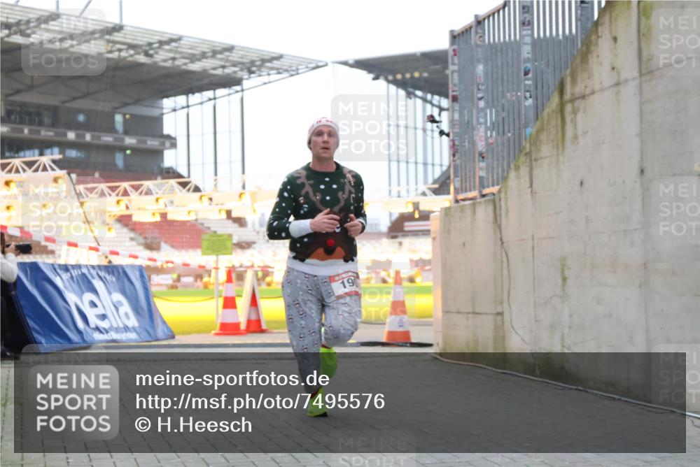 08.12.2024 - St. Pauli X-Mass-Run No. 14 H.Heesch http://msf.ph/oto/7495576 08.12.2024 09:59:54 Ziel 190, 431, 2746, 2762, 3156, 3157, 100, 190, 3156, 3157 meine-sportfotos.de