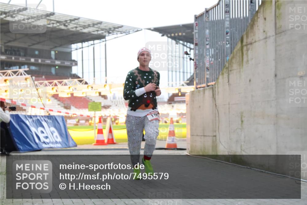 08.12.2024 - St. Pauli X-Mass-Run No. 14 H.Heesch http://msf.ph/oto/7495579 08.12.2024 09:59:54 Ziel 190, 431, 2746, 2762, 3156, 3157, 100, 190, 3156, 3157 meine-sportfotos.de
