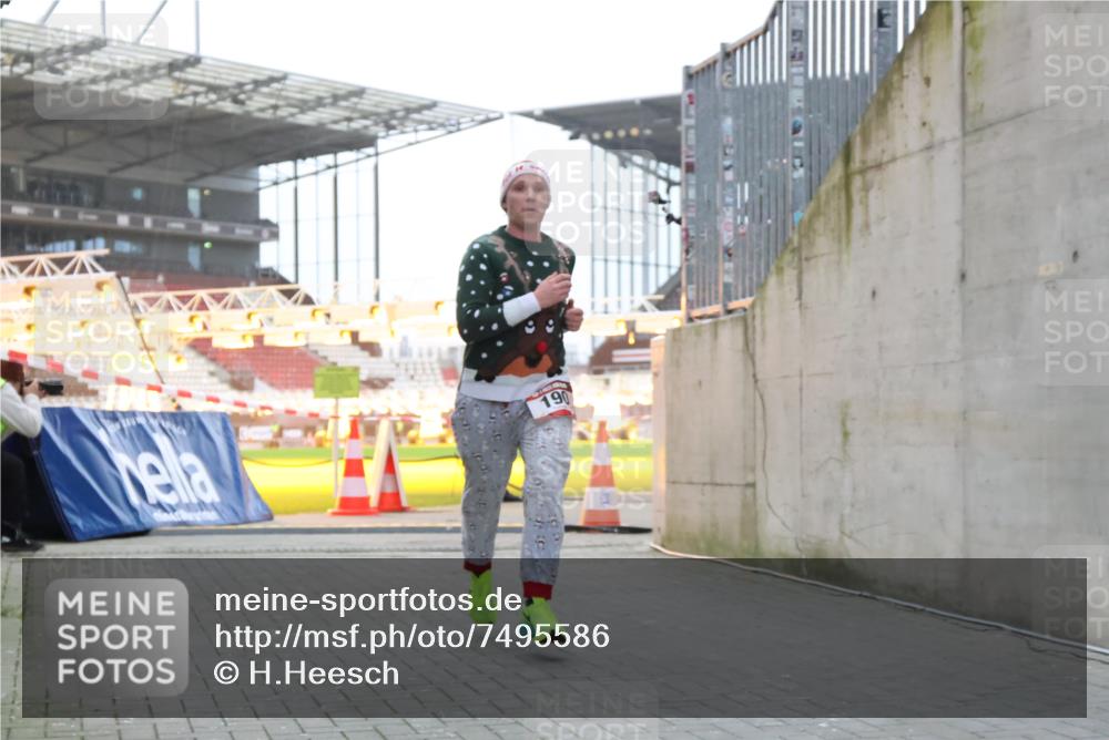08.12.2024 - St. Pauli X-Mass-Run No. 14 H.Heesch http://msf.ph/oto/7495586 08.12.2024 09:59:54 Ziel 190, 431, 2746, 2762, 3156, 3157, 100, 190, 3156, 3157 meine-sportfotos.de