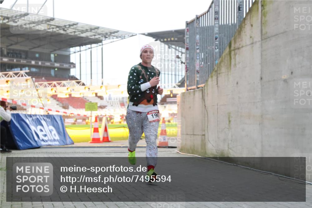 08.12.2024 - St. Pauli X-Mass-Run No. 14 H.Heesch http://msf.ph/oto/7495594 08.12.2024 09:59:54 Ziel 190, 431, 2746, 2762, 3156, 3157, 100, 190, 3156, 3157 meine-sportfotos.de