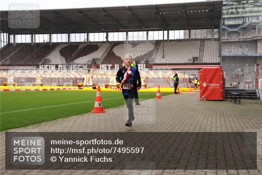 08.12.2024 - St. Pauli X-Mass-Run No. 14 Yannick Fuchs http://msf.ph/oto/7495597 08.12.2024 10:55:46 Ziel 1293, 1733 meine-sportfotos.de