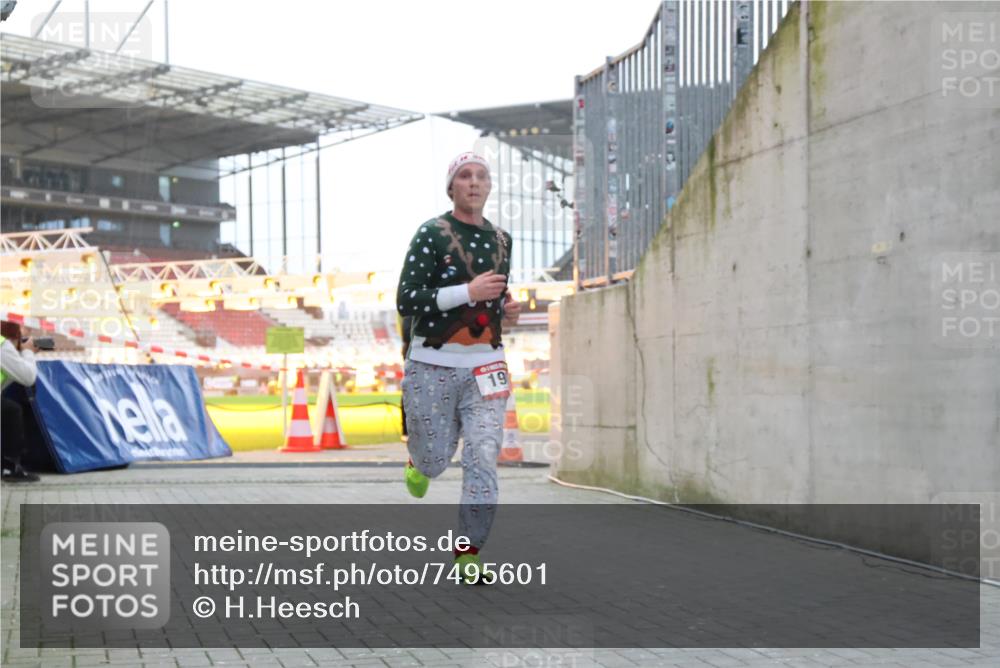 08.12.2024 - St. Pauli X-Mass-Run No. 14 H.Heesch http://msf.ph/oto/7495601 08.12.2024 09:59:54 Ziel 190, 431, 2746, 2762, 3156, 3157, 100, 190, 3156, 3157 meine-sportfotos.de