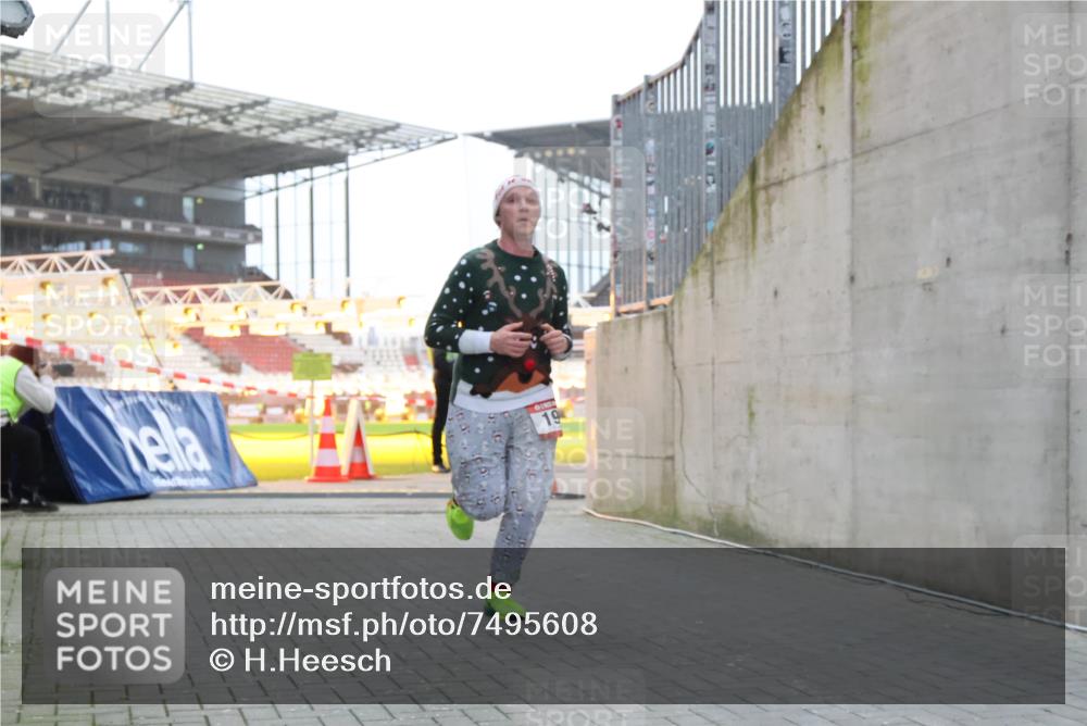 08.12.2024 - St. Pauli X-Mass-Run No. 14 H.Heesch http://msf.ph/oto/7495608 08.12.2024 09:59:54 Ziel 190, 431, 2746, 2762, 3156, 3157, 100, 190, 3156, 3157 meine-sportfotos.de