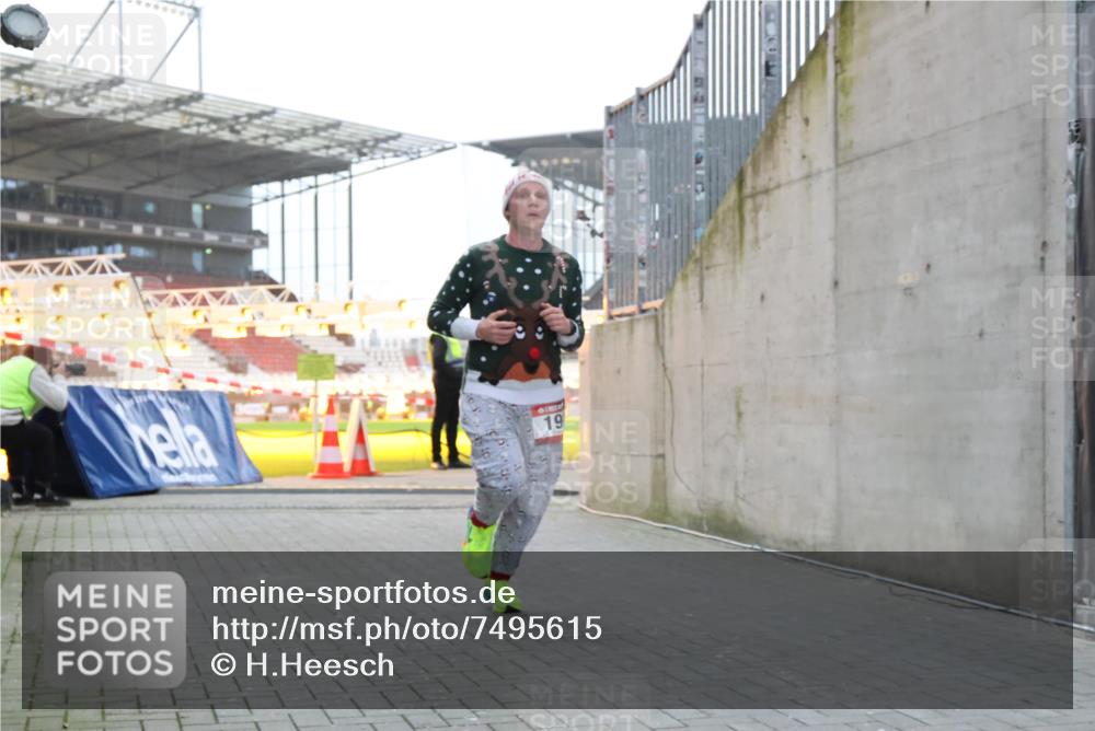 08.12.2024 - St. Pauli X-Mass-Run No. 14 H.Heesch http://msf.ph/oto/7495615 08.12.2024 09:59:54 Ziel 190, 431, 2746, 2762, 3156, 3157, 100, 190, 3156, 3157 meine-sportfotos.de