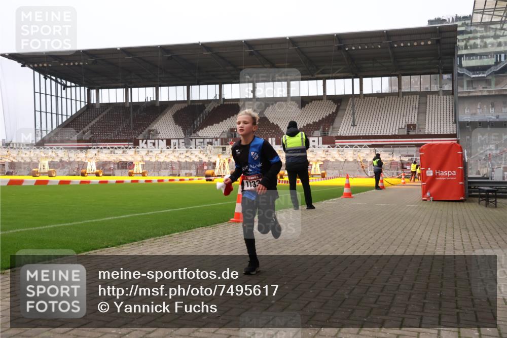 08.12.2024 - St. Pauli X-Mass-Run No. 14 Yannick Fuchs http://msf.ph/oto/7495617 08.12.2024 10:55:47 Ziel 1293, 1383, 1387, 1733 meine-sportfotos.de