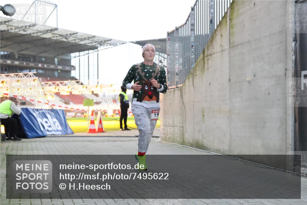08.12.2024 - St. Pauli X-Mass-Run No. 14 H.Heesch http://msf.ph/oto/7495622 08.12.2024 09:59:54 Ziel 190, 431, 2746, 2762, 3156, 3157, 100, 190, 3156, 3157 meine-sportfotos.de