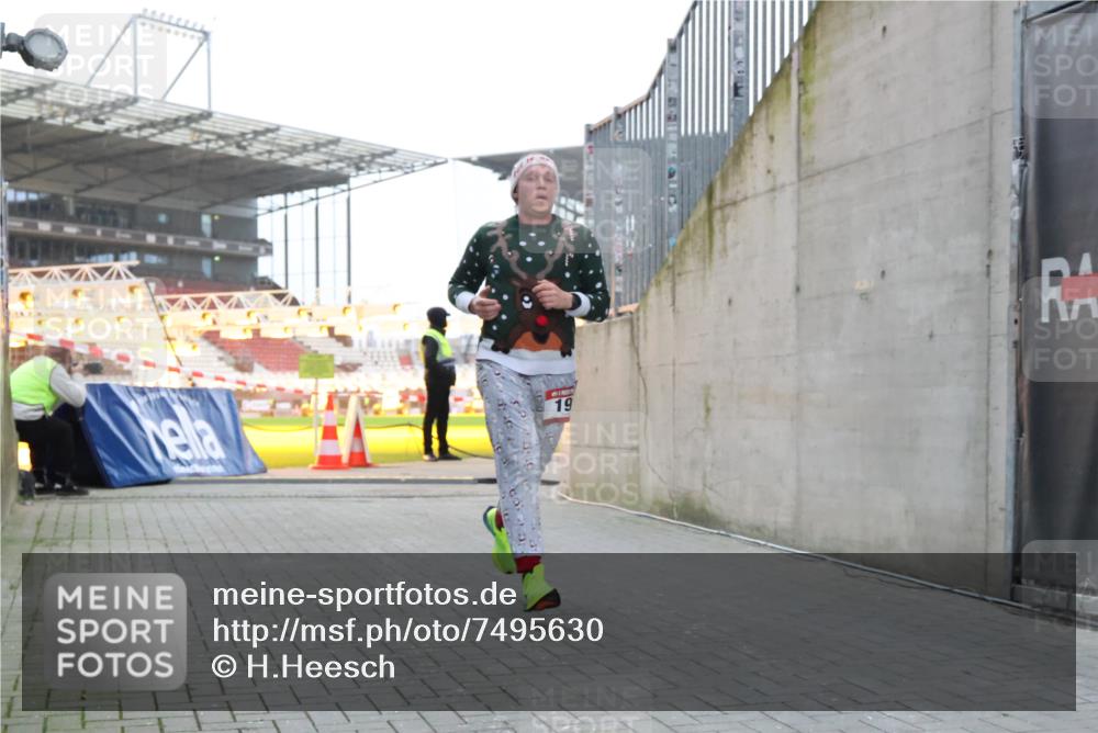 08.12.2024 - St. Pauli X-Mass-Run No. 14 H.Heesch http://msf.ph/oto/7495630 08.12.2024 09:59:54 Ziel 190, 431, 2746, 2762, 3156, 3157, 100, 190, 3156, 3157 meine-sportfotos.de