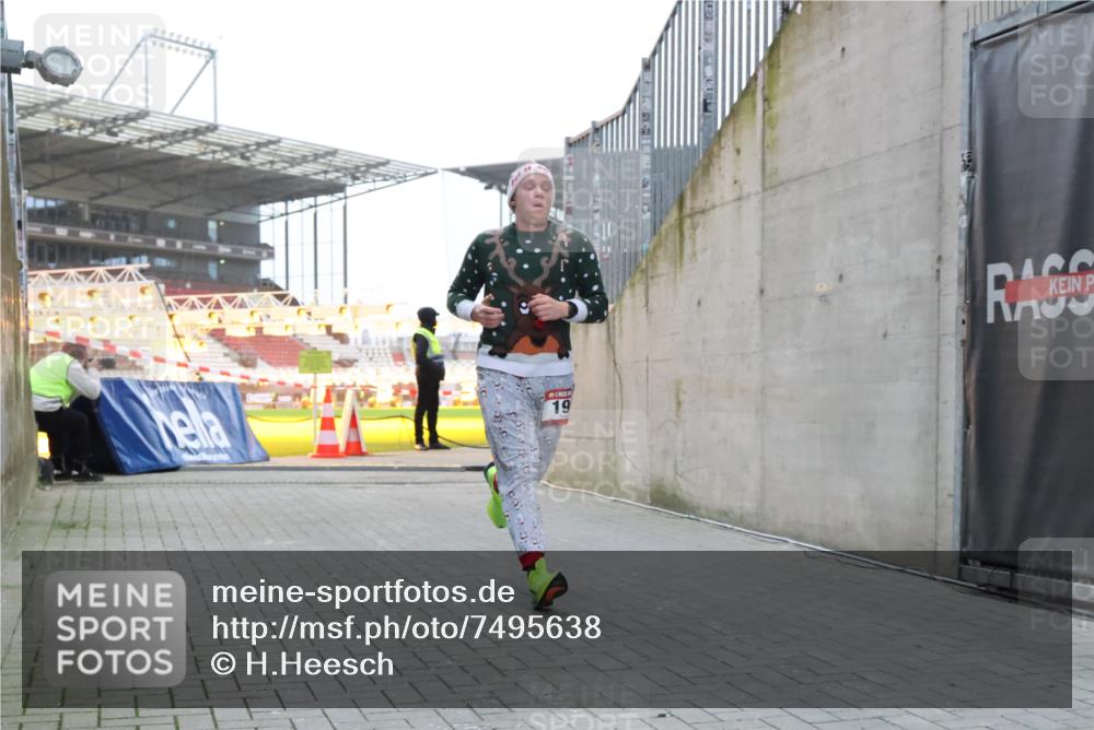 08.12.2024 - St. Pauli X-Mass-Run No. 14 H.Heesch http://msf.ph/oto/7495638 08.12.2024 09:59:54 Ziel 190, 431, 2746, 2762, 3156, 3157, 100, 190, 3156, 3157 meine-sportfotos.de