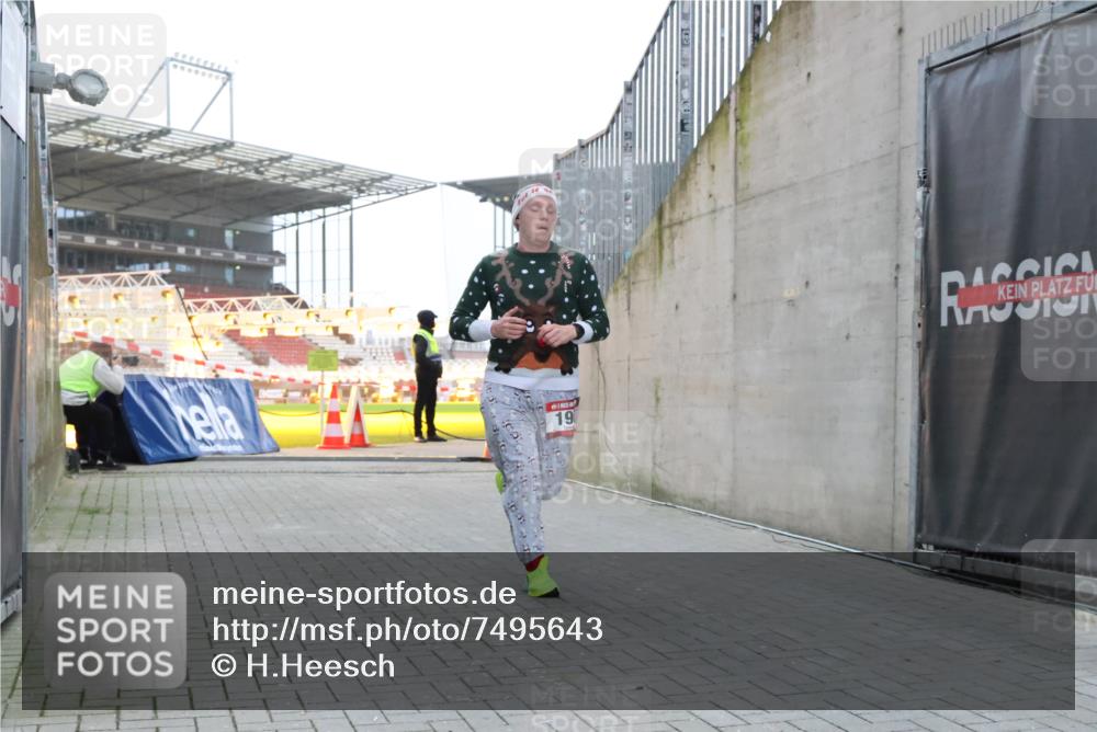 08.12.2024 - St. Pauli X-Mass-Run No. 14 H.Heesch http://msf.ph/oto/7495643 08.12.2024 09:59:54 Ziel 190, 431, 2746, 2762, 3156, 3157, 100, 190, 3156, 3157 meine-sportfotos.de