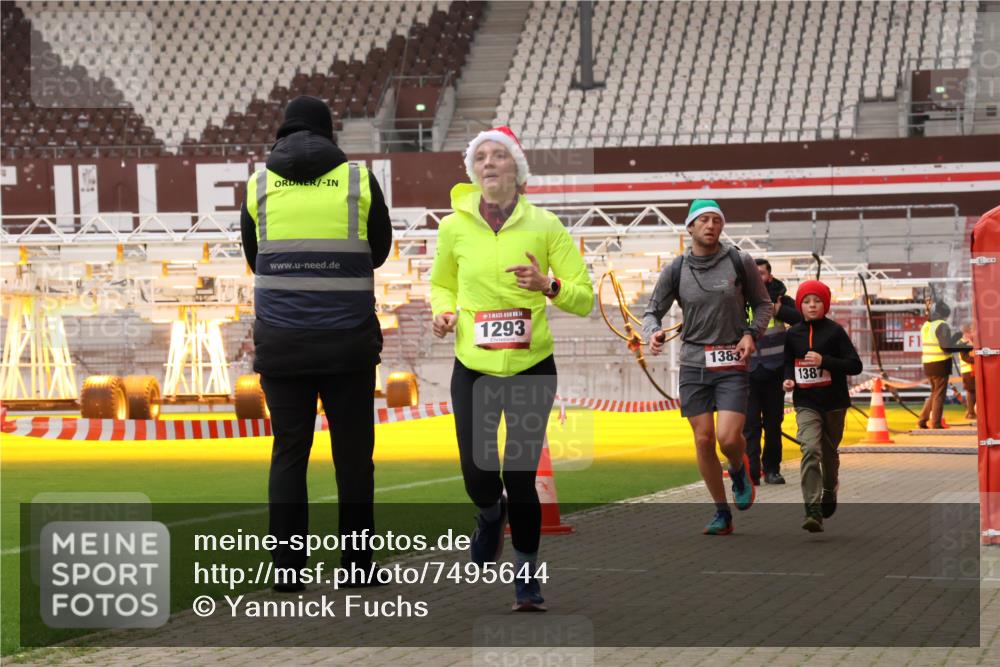 08.12.2024 - St. Pauli X-Mass-Run No. 14 Yannick Fuchs http://msf.ph/oto/7495644 08.12.2024 10:56:01 Ziel 1293, 1383, 1387 meine-sportfotos.de