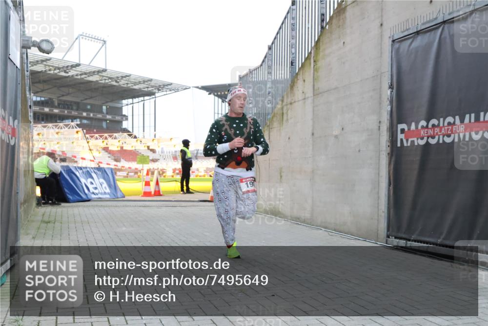 08.12.2024 - St. Pauli X-Mass-Run No. 14 H.Heesch http://msf.ph/oto/7495649 08.12.2024 09:59:55 Ziel 190, 431, 2746, 2762, 3156, 3157, 100, 190 meine-sportfotos.de
