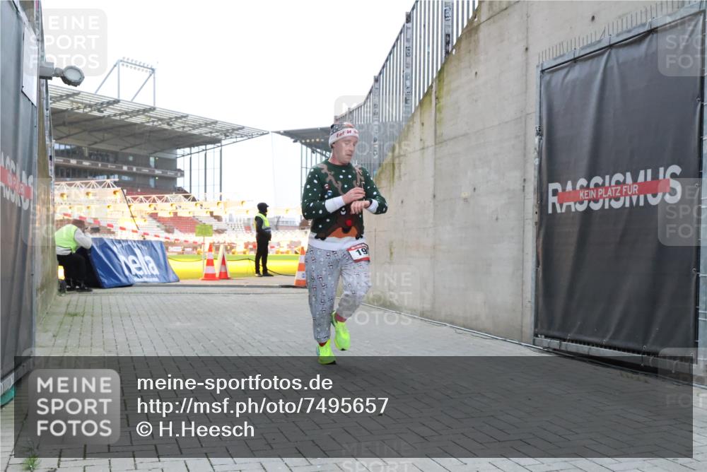 08.12.2024 - St. Pauli X-Mass-Run No. 14 H.Heesch http://msf.ph/oto/7495657 08.12.2024 09:59:55 Ziel 190, 431, 2746, 2762, 3156, 3157, 100, 190 meine-sportfotos.de
