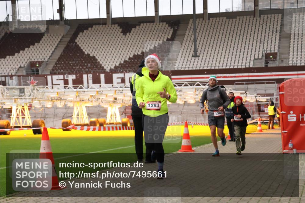 08.12.2024 - St. Pauli X-Mass-Run No. 14 Yannick Fuchs http://msf.ph/oto/7495661 08.12.2024 10:56:01 Ziel 1293, 1383, 1387 meine-sportfotos.de