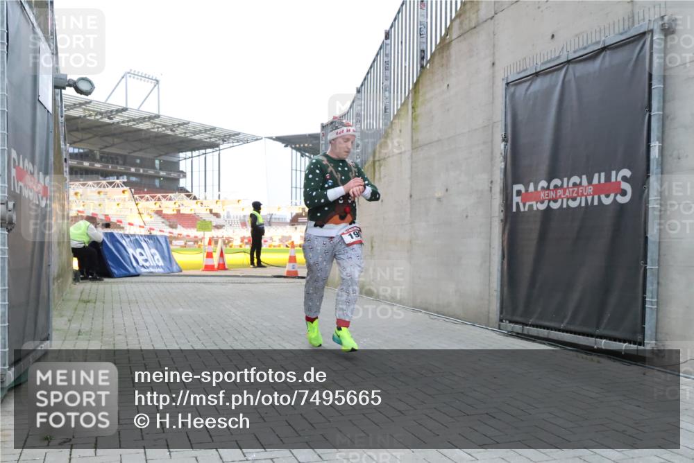 08.12.2024 - St. Pauli X-Mass-Run No. 14 H.Heesch http://msf.ph/oto/7495665 08.12.2024 09:59:55 Ziel 190, 431, 2746, 2762, 3156, 3157, 100, 190 meine-sportfotos.de