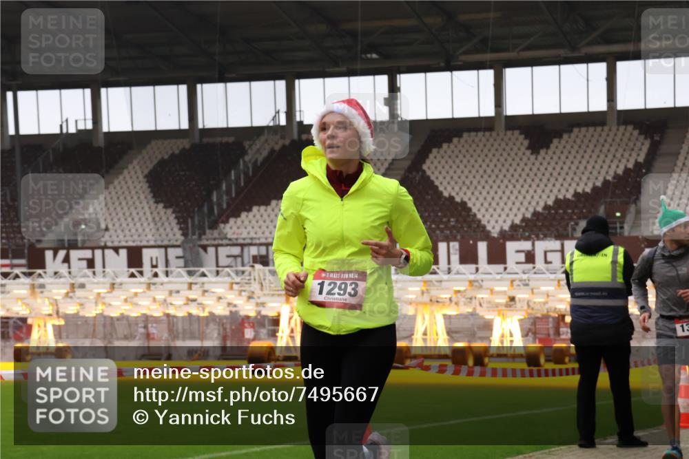 08.12.2024 - St. Pauli X-Mass-Run No. 14 Yannick Fuchs http://msf.ph/oto/7495667 08.12.2024 10:56:02 Ziel 1293, 1383, 1387 meine-sportfotos.de