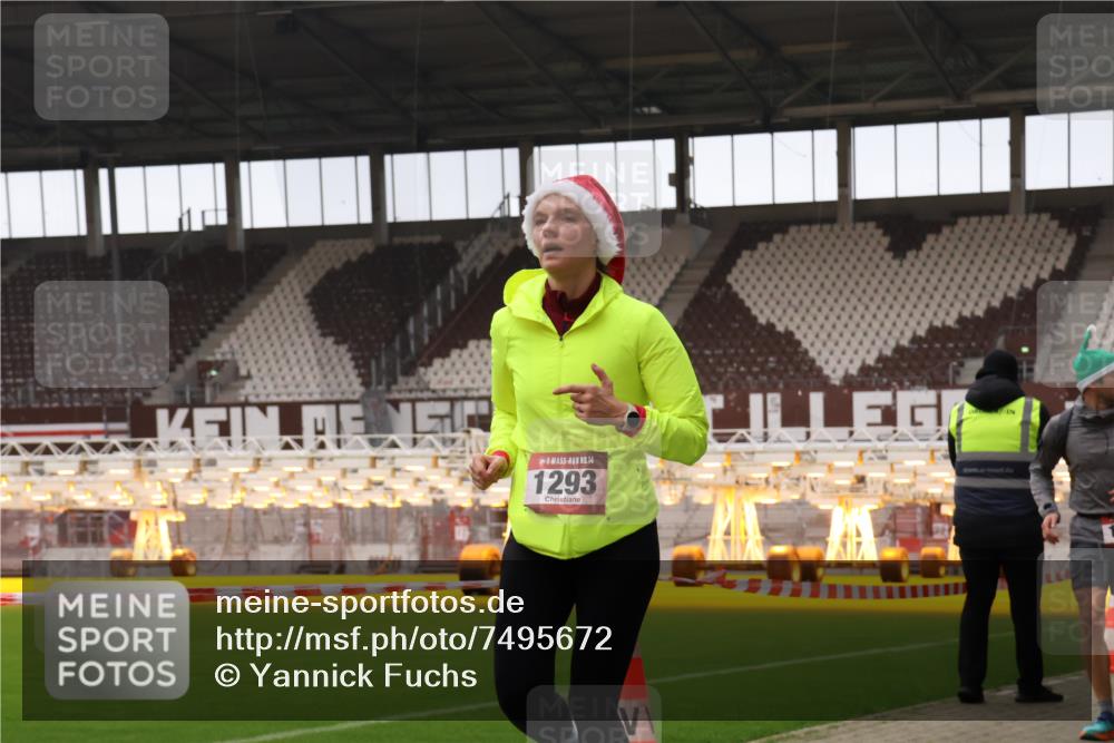 08.12.2024 - St. Pauli X-Mass-Run No. 14 Yannick Fuchs http://msf.ph/oto/7495672 08.12.2024 10:56:03 Ziel 1293, 1383, 1387 meine-sportfotos.de
