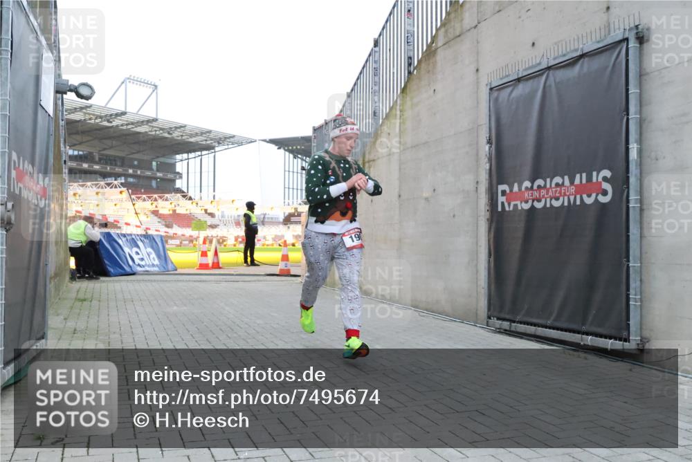 08.12.2024 - St. Pauli X-Mass-Run No. 14 H.Heesch http://msf.ph/oto/7495674 08.12.2024 09:59:55 Ziel 190, 431, 2746, 2762, 3156, 3157, 100, 190 meine-sportfotos.de