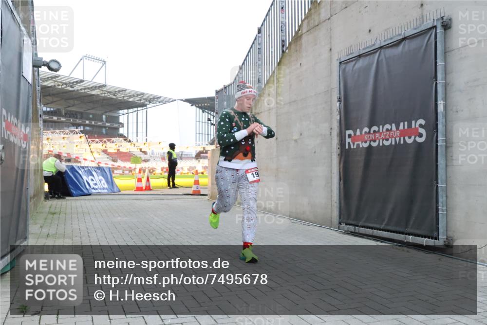 08.12.2024 - St. Pauli X-Mass-Run No. 14 H.Heesch http://msf.ph/oto/7495678 08.12.2024 09:59:55 Ziel 190, 431, 2746, 2762, 3156, 3157, 100, 190 meine-sportfotos.de