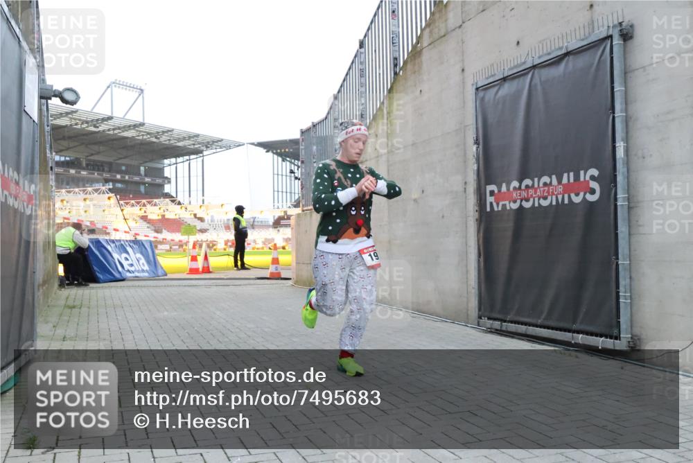 08.12.2024 - St. Pauli X-Mass-Run No. 14 H.Heesch http://msf.ph/oto/7495683 08.12.2024 09:59:55 Ziel 190, 431, 2746, 2762, 3156, 3157, 100, 190 meine-sportfotos.de