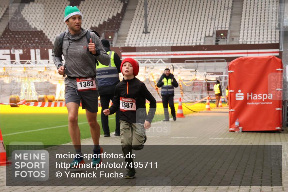 08.12.2024 - St. Pauli X-Mass-Run No. 14 Yannick Fuchs http://msf.ph/oto/7495711 08.12.2024 10:56:04 Ziel 1293, 1383, 1387 meine-sportfotos.de