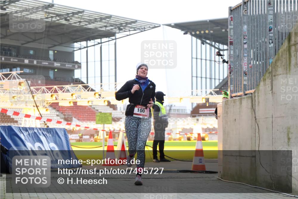 08.12.2024 - St. Pauli X-Mass-Run No. 14 H.Heesch http://msf.ph/oto/7495727 08.12.2024 10:00:01 Ziel 190, 2762, 3156, 3157, 100, 2932 meine-sportfotos.de