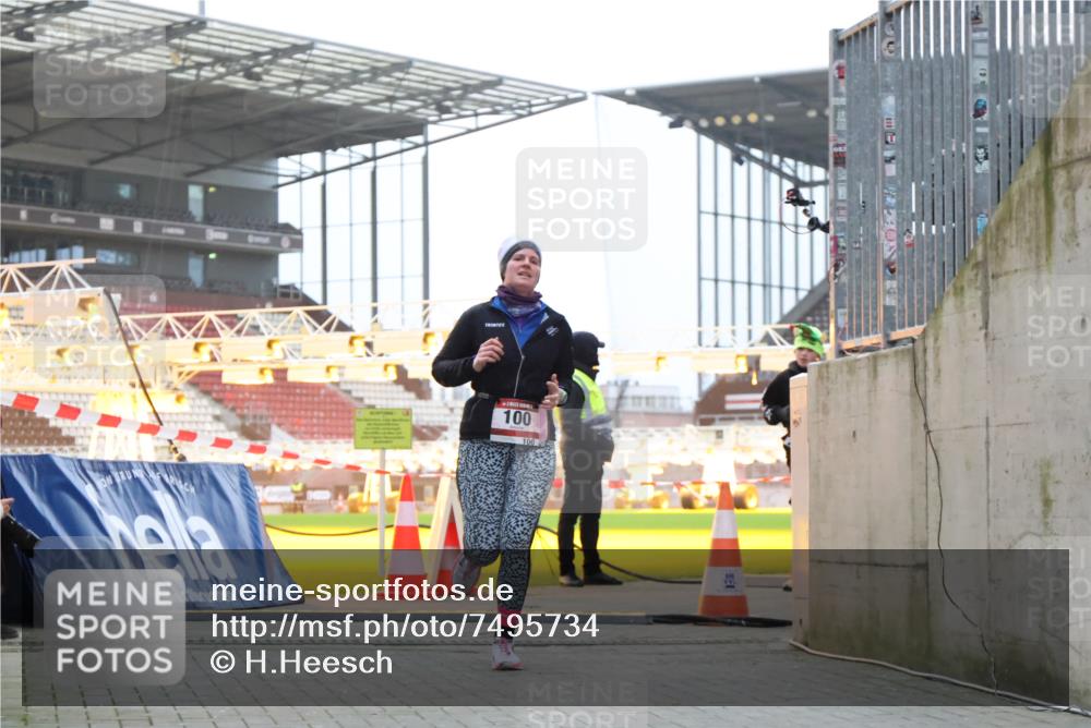 08.12.2024 - St. Pauli X-Mass-Run No. 14 H.Heesch http://msf.ph/oto/7495734 08.12.2024 10:00:01 Ziel 190, 2762, 3156, 3157, 100, 2932 meine-sportfotos.de