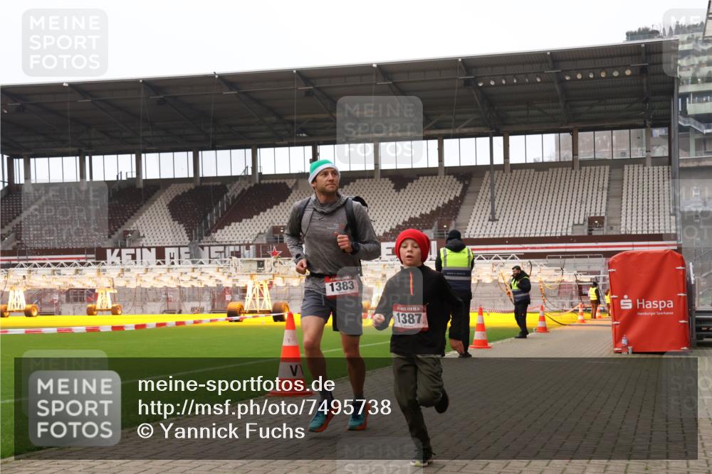 08.12.2024 - St. Pauli X-Mass-Run No. 14 Yannick Fuchs http://msf.ph/oto/7495738 08.12.2024 10:56:04 Ziel 1293, 1383, 1387 meine-sportfotos.de
