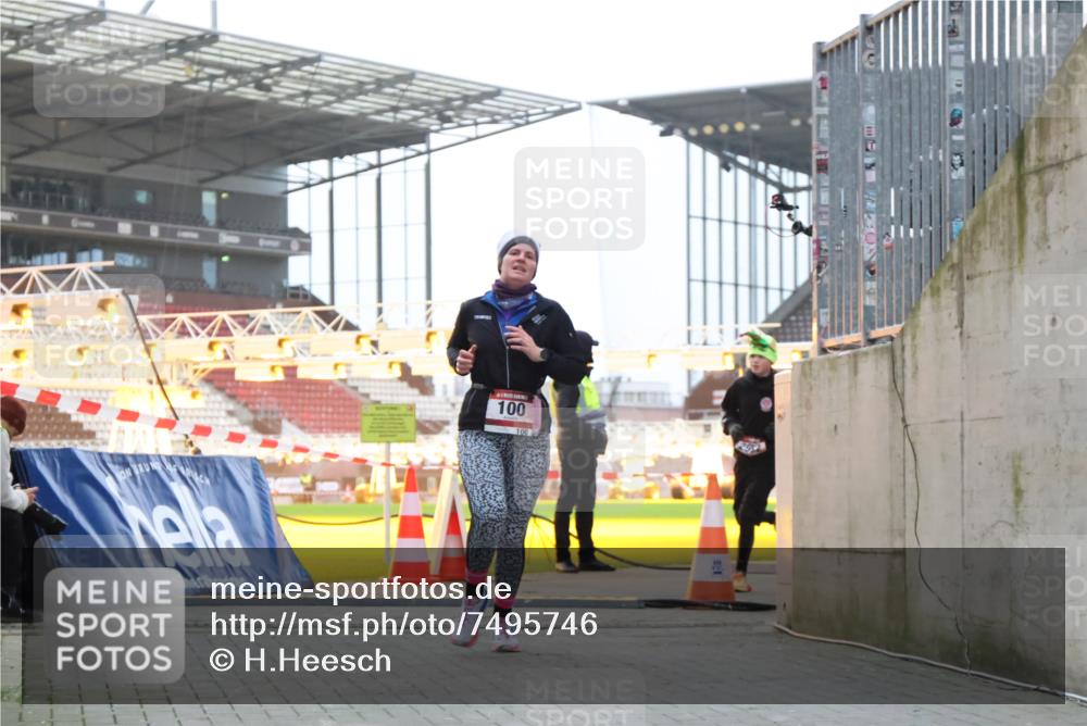 08.12.2024 - St. Pauli X-Mass-Run No. 14 H.Heesch http://msf.ph/oto/7495746 08.12.2024 10:00:01 Ziel 190, 2762, 3156, 3157, 100, 2932 meine-sportfotos.de