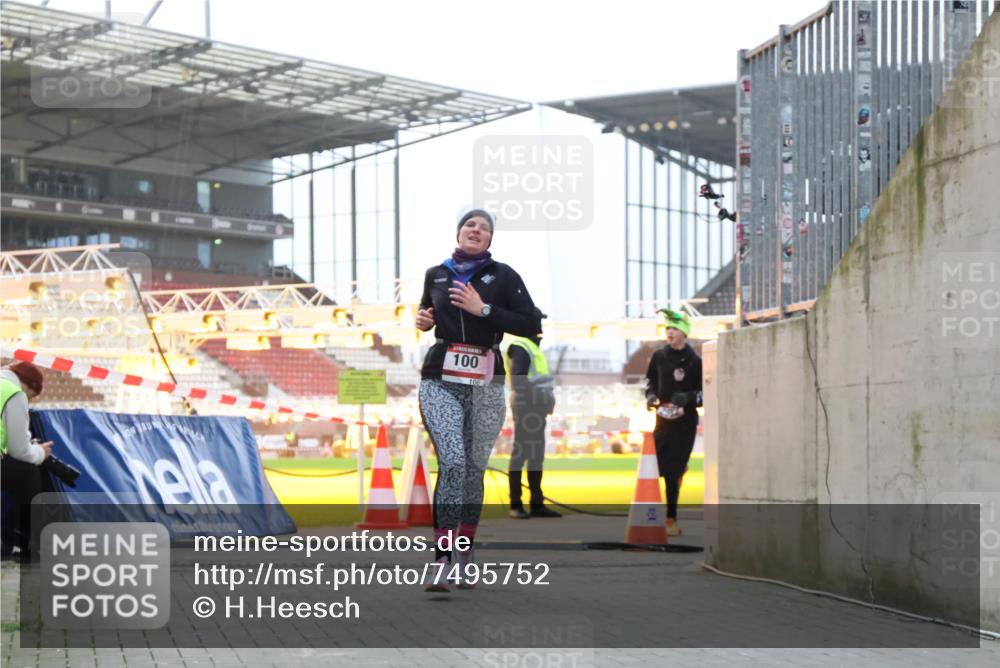 08.12.2024 - St. Pauli X-Mass-Run No. 14 H.Heesch http://msf.ph/oto/7495752 08.12.2024 10:00:01 Ziel 190, 2762, 3156, 3157, 100, 2932 meine-sportfotos.de