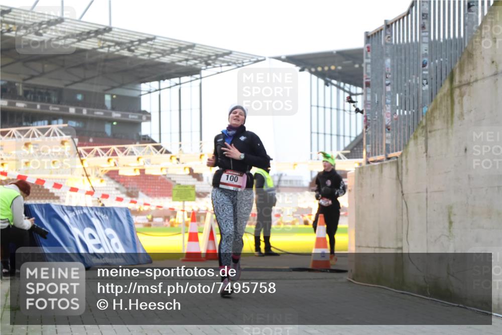 08.12.2024 - St. Pauli X-Mass-Run No. 14 H.Heesch http://msf.ph/oto/7495758 08.12.2024 10:00:01 Ziel 190, 2762, 3156, 3157, 100, 2932 meine-sportfotos.de