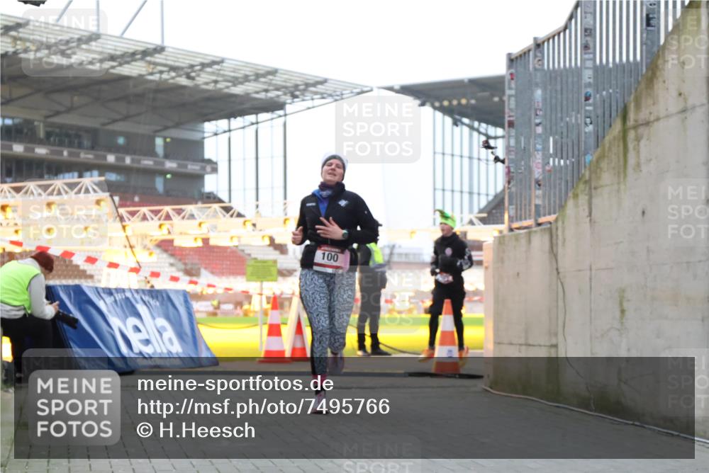 08.12.2024 - St. Pauli X-Mass-Run No. 14 H.Heesch http://msf.ph/oto/7495766 08.12.2024 10:00:01 Ziel 190, 2762, 3156, 3157, 100, 2932 meine-sportfotos.de