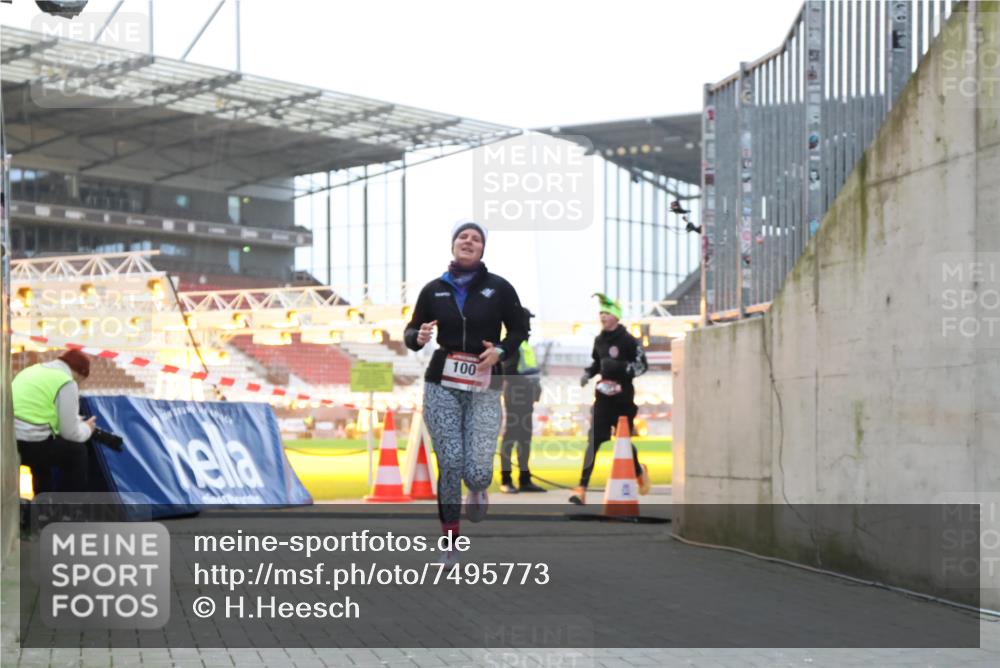 08.12.2024 - St. Pauli X-Mass-Run No. 14 H.Heesch http://msf.ph/oto/7495773 08.12.2024 10:00:01 Ziel 190, 2762, 3156, 3157, 100, 2932 meine-sportfotos.de