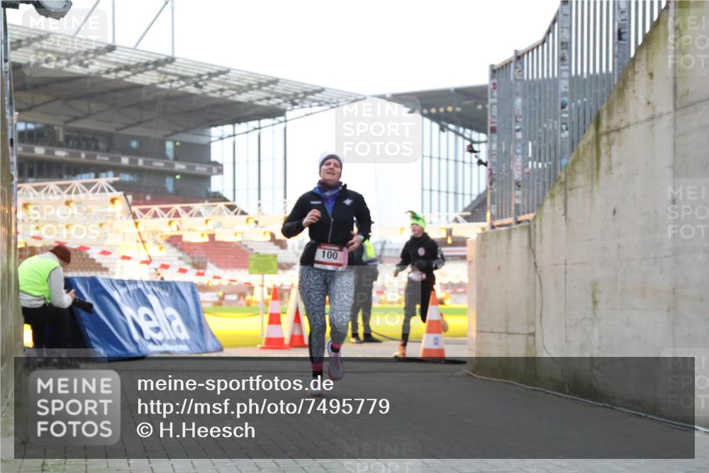 08.12.2024 - St. Pauli X-Mass-Run No. 14 H.Heesch http://msf.ph/oto/7495779 08.12.2024 10:00:01 Ziel 190, 2762, 3156, 3157, 100, 2932 meine-sportfotos.de