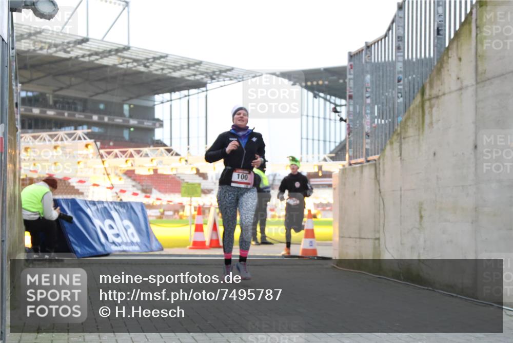 08.12.2024 - St. Pauli X-Mass-Run No. 14 H.Heesch http://msf.ph/oto/7495787 08.12.2024 10:00:01 Ziel 190, 2762, 3156, 3157, 100, 2932 meine-sportfotos.de