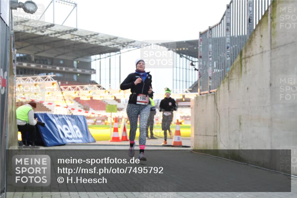08.12.2024 - St. Pauli X-Mass-Run No. 14 H.Heesch http://msf.ph/oto/7495792 08.12.2024 10:00:01 Ziel 190, 2762, 3156, 3157, 100, 2932 meine-sportfotos.de