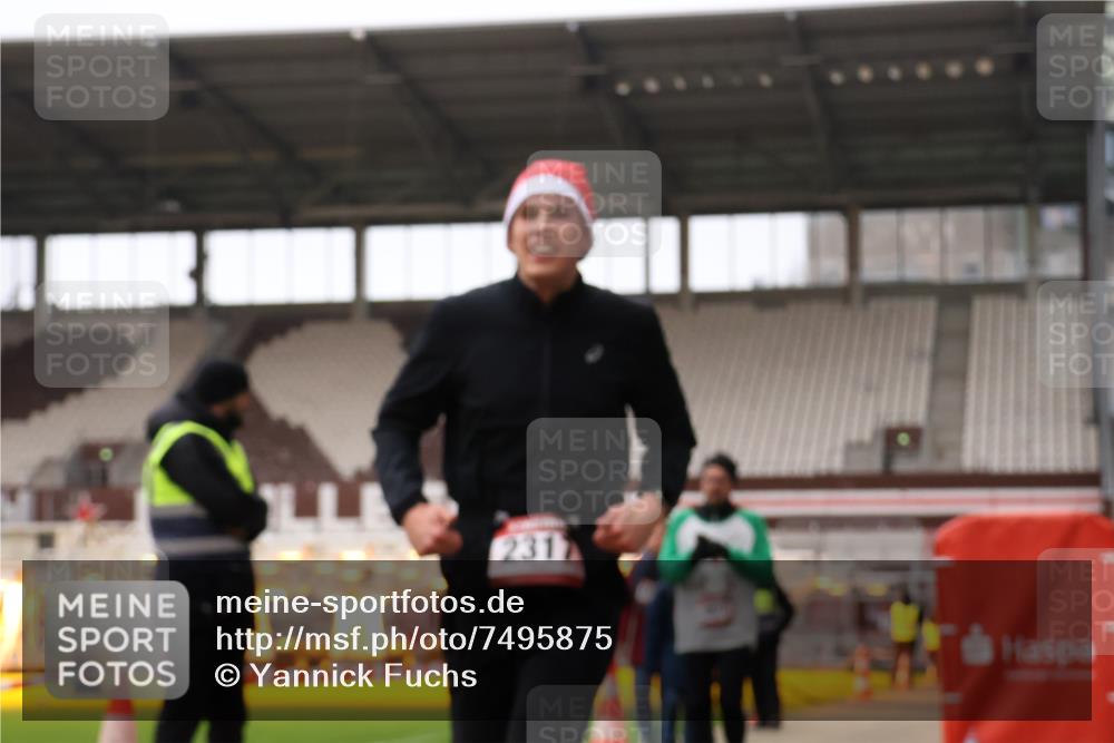 08.12.2024 - St. Pauli X-Mass-Run No. 14 Yannick Fuchs http://msf.ph/oto/7495875 08.12.2024 10:56:27 Ziel 407, 2317 meine-sportfotos.de