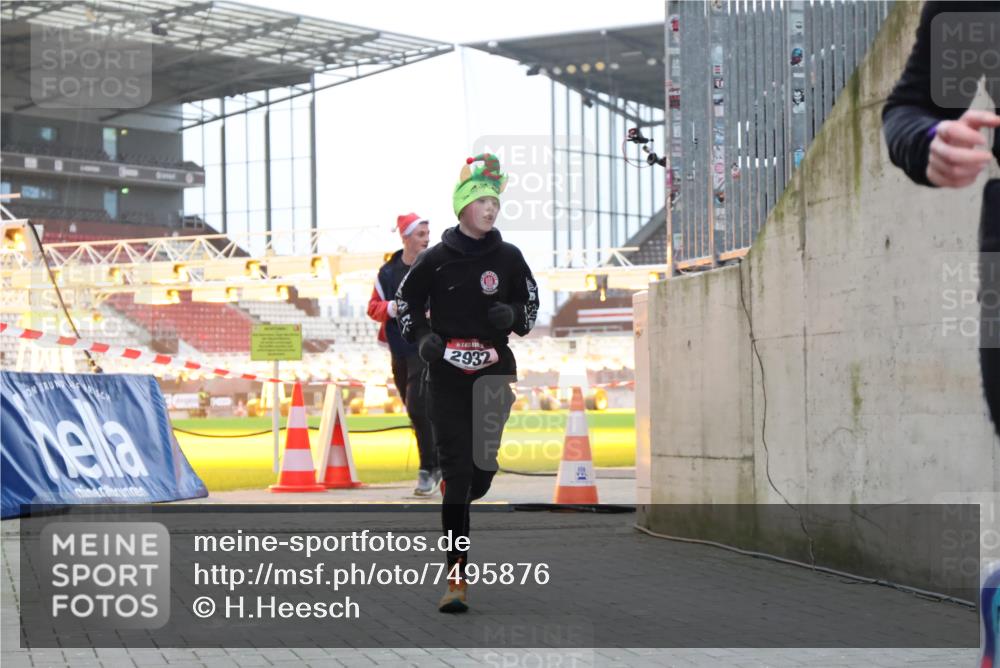 08.12.2024 - St. Pauli X-Mass-Run No. 14 H.Heesch http://msf.ph/oto/7495876 08.12.2024 10:00:03 Ziel 100, 190, 2762, 3156, 3157, 100, 2932 meine-sportfotos.de