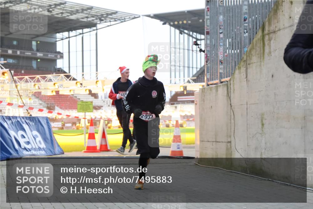 08.12.2024 - St. Pauli X-Mass-Run No. 14 H.Heesch http://msf.ph/oto/7495883 08.12.2024 10:00:03 Ziel 100, 190, 2762, 3156, 3157, 100, 2932 meine-sportfotos.de