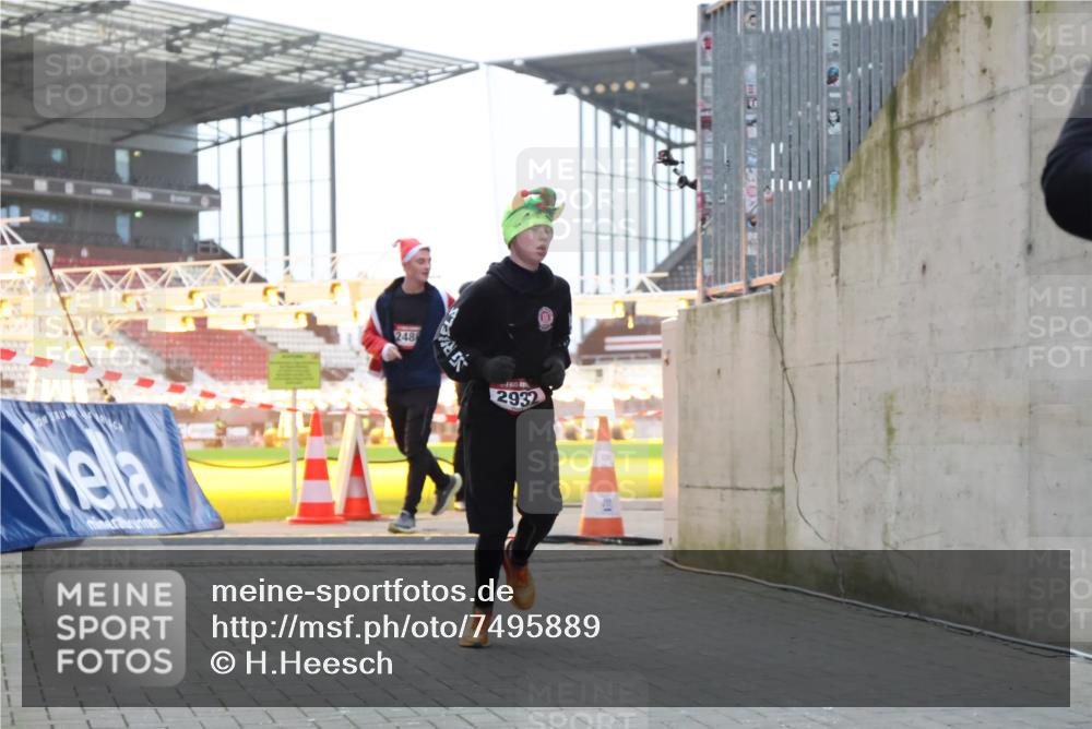 08.12.2024 - St. Pauli X-Mass-Run No. 14 H.Heesch http://msf.ph/oto/7495889 08.12.2024 10:00:03 Ziel 100, 190, 2762, 3156, 3157, 100, 2932 meine-sportfotos.de