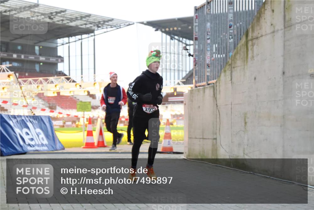 08.12.2024 - St. Pauli X-Mass-Run No. 14 H.Heesch http://msf.ph/oto/7495897 08.12.2024 10:00:03 Ziel 100, 190, 2762, 3156, 3157, 100, 2932 meine-sportfotos.de