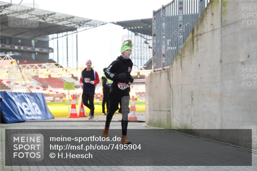 08.12.2024 - St. Pauli X-Mass-Run No. 14 H.Heesch http://msf.ph/oto/7495904 08.12.2024 10:00:03 Ziel 100, 190, 2762, 3156, 3157, 100, 2932 meine-sportfotos.de