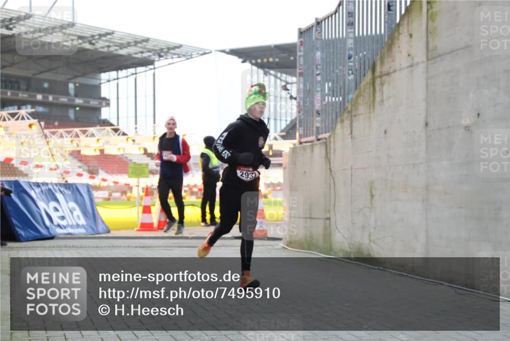 08.12.2024 - St. Pauli X-Mass-Run No. 14 H.Heesch http://msf.ph/oto/7495910 08.12.2024 10:00:04 Ziel 100, 190, 2762, 2932, 3156, 3157, 100, 2932, 3294 meine-sportfotos.de