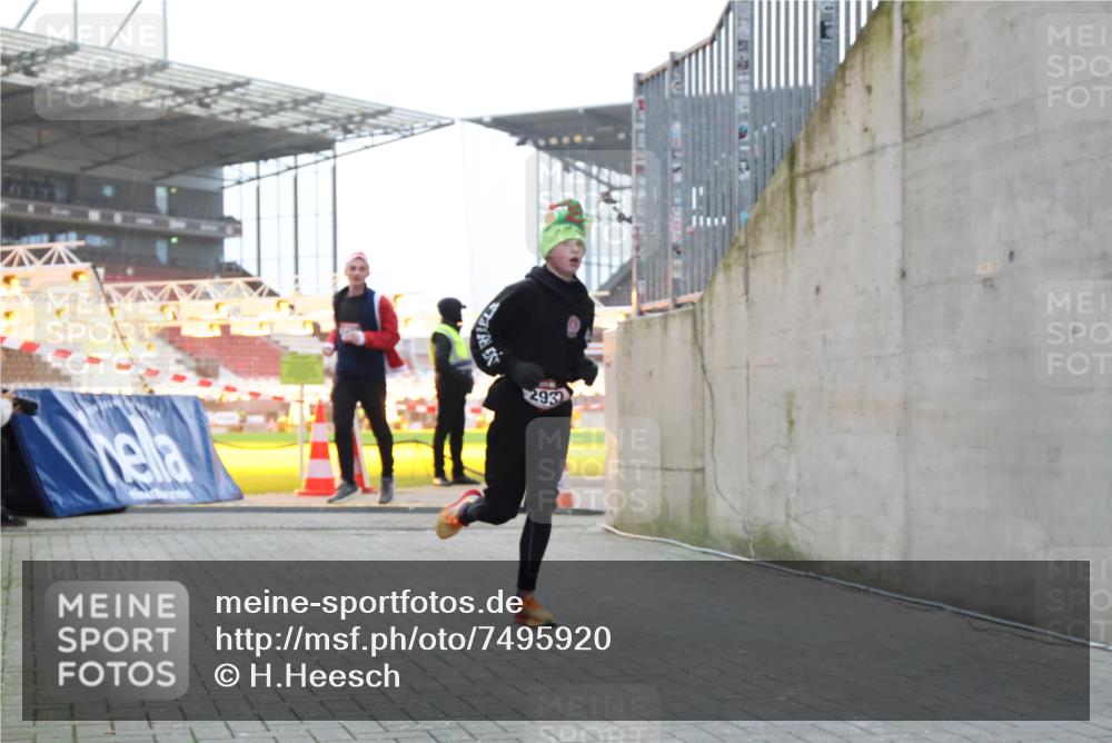 08.12.2024 - St. Pauli X-Mass-Run No. 14 H.Heesch http://msf.ph/oto/7495920 08.12.2024 10:00:04 Ziel 100, 190, 2762, 2932, 3156, 3157, 100, 2932, 3294 meine-sportfotos.de
