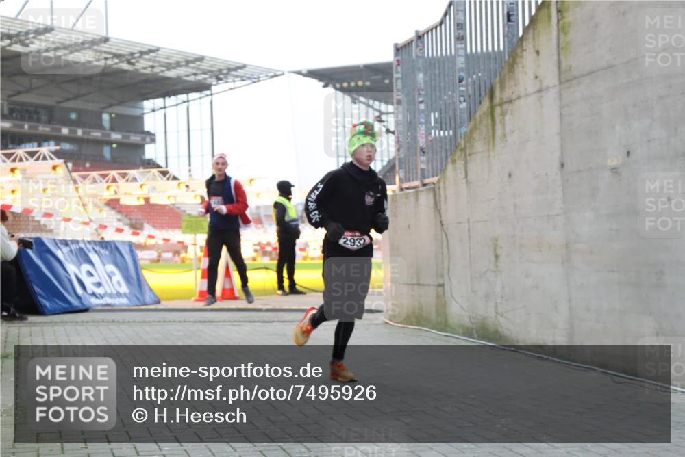 08.12.2024 - St. Pauli X-Mass-Run No. 14 H.Heesch http://msf.ph/oto/7495926 08.12.2024 10:00:04 Ziel 100, 190, 2762, 2932, 3156, 3157, 100, 2932, 3294 meine-sportfotos.de